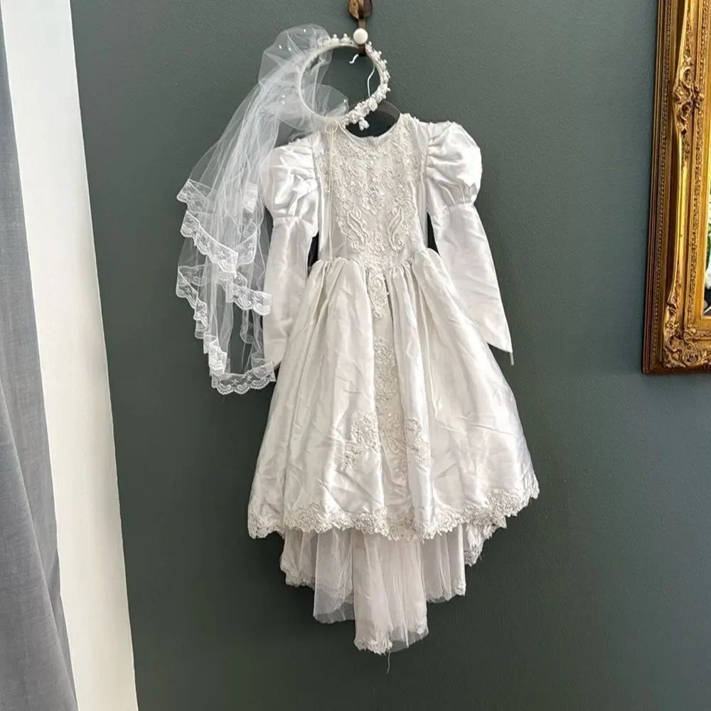 Vintage Girls Flower Girl/Wedding Dress w/ Veil Lace with Train White Size 6/7